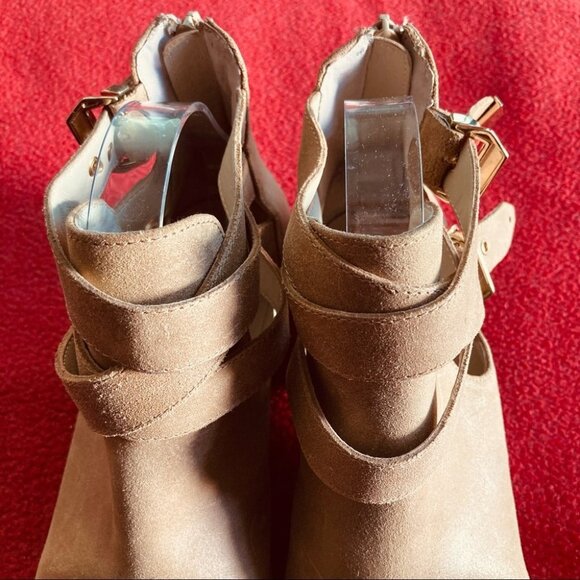 SEYCHELLES Sz 10  Strap Golden Details Buckles Zipper Stacked Heel Booties - Picture 3 of 11